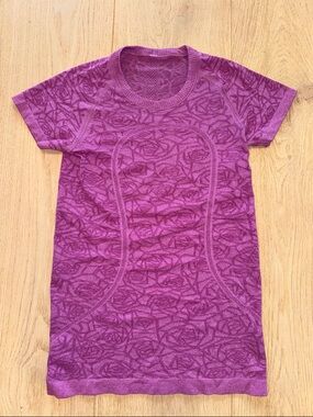 Lululemon! Swiftly lavender seamless short sleeve top. Breathable!